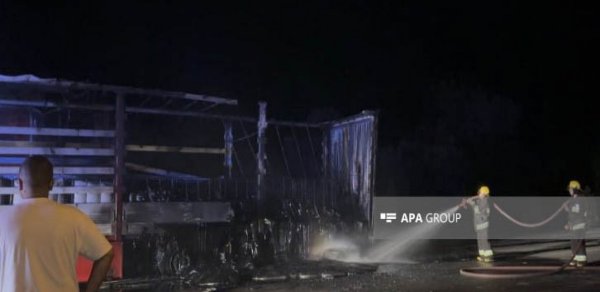 Naxçıvanda yük avtomobili yanaraq yararsız hala düşüb