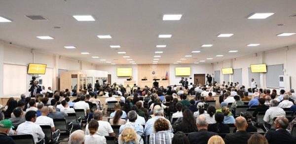 Hərbi cinayətlər törətməkdə təqsirləndirilən erməniəsilli şəxslərin məhkəməsi davam edib