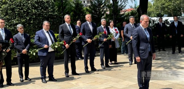 Ceyhun Bayramov Tbilisidə Heydər Əliyevin abidəsini ziyarət etdi