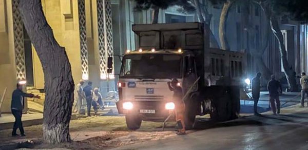 Gecə ilə səkini tutub, ağacların dibini asfaltlayaraq parkinq etdilər - Cəzalandırılanlar var