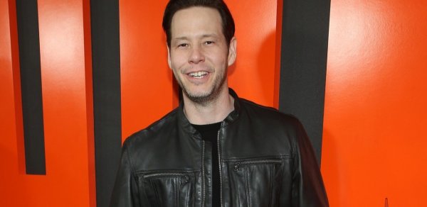 Ike Barinholtz İlon Maskı canlandıracaq