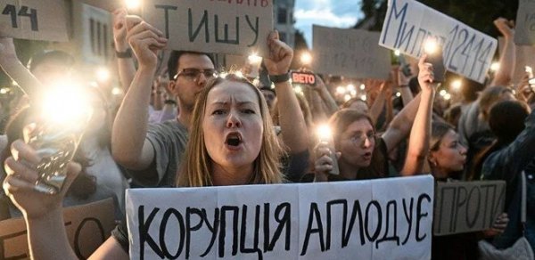 Ukraynada yeni qanun qüvvəyə mindi, minlərlə insan küçələrə axışdı