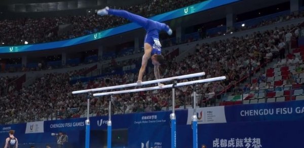 İtaliyalı gimnast yarış zamanı yıxılaraq komaya düşüb