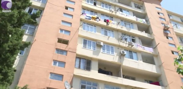 Binəqədidə yaşayış binasını birə basdı - VİDEO