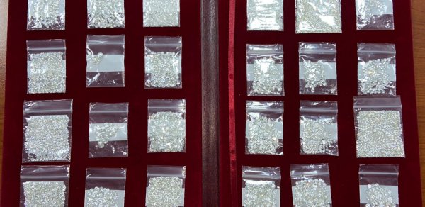 Dubaydan gələn sərnişində 700 karat brilyant aşkarlandı