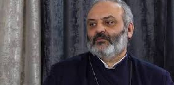 Erməni arxiyepiskop Arutyunyanı məhkəməyə verdi