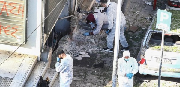 Salonikidə yaşayış binasında güclü partlayış olub, xəsarət alanlar var
