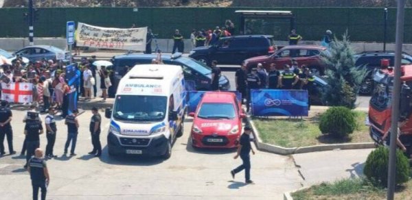 Rusiyalı idmançılar Tbilisidə etiraz aksiyası ilə qarşılanıb