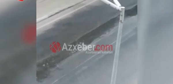 Binəqədidə bir həftədir ki, asfaltın altından su çıxır, sakinlər narahatdır - VİDEO 