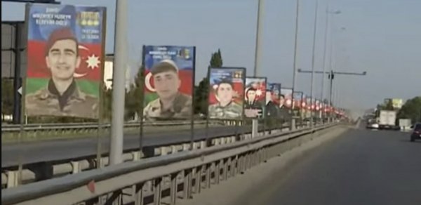 Gəncənin girişində şəhidlərin şəkilləri vurulmuş lövhələr niyə sökülür?