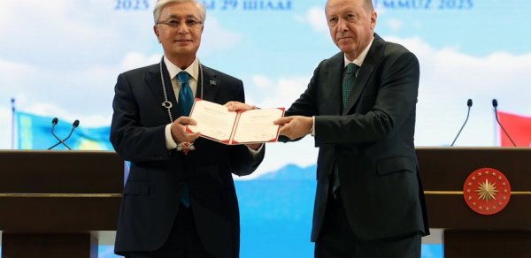 Qazaxıstan Prezidenti Türkiyənin ən yüksək dövlət mükafatı ilə təltif edilib