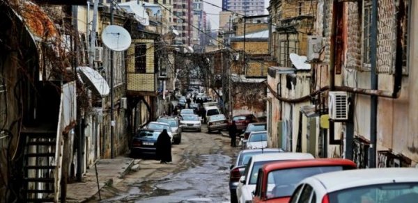 Bakıda evlərdə sakinlər yaşadığı halda söküntü işləri aparılır - VIDEO