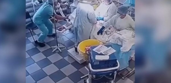 Zəlzələ anının görüntüsü: Həkimlər xəstəni qoyub qaçmadı - VİDEO