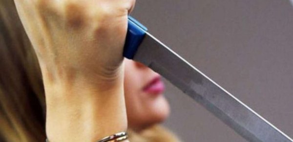 Bakıda ailəsindən qaçan qız sevgilisini bıçaqladı