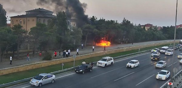 Aeroport yolunda maşın yanıb