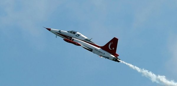 Türkiyədə təlim təyyarəsi qəzaya uğrayıb, iki nəfər ağır yaralanıb