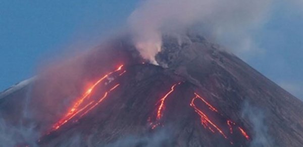 Kamçatkadakı Klyuçevskaya Sopka vulkanı 9 km hündürlüyə kül atıb