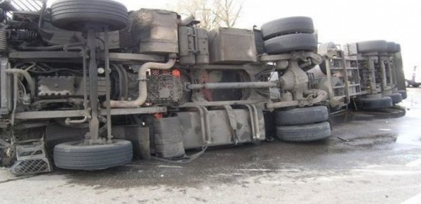 Təkəri partlayan yük maşını aşdı, sürücü yaralandı