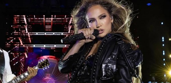 Deputat Lopezin Astana konsertindəki geyimlərini tənqid edib