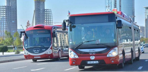 Bakıda sərnişin avtobusu işıqfora çırpıldı