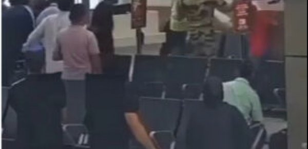 Hindistan hava limanında çaxnaşma: Hərbçi bu səbəbdən işçini döydü