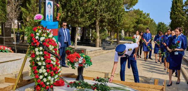 AZAL rəhbərliyi və kollektivi Hökumə Əliyevanın məzarını ziyarət etdi