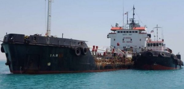 İran qaçaqmal yanacaq daşıyan tankeri saxlayıb