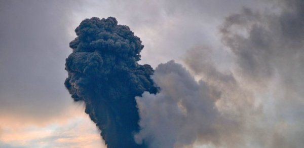 İndoneziyada vulkan püskürdü, ardınca da zəlzələ oldu