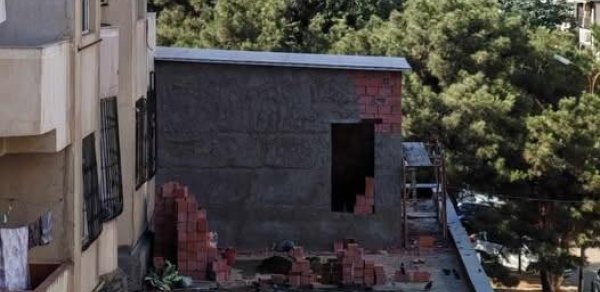 Yasamalda çoxmərtəbəli binada qanunsuz artırılan eyvan söküldü - FOTO