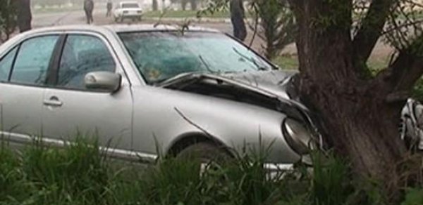 Şəkidə "Mercedes" ağaca çırpılıb, ana və iki azyaşlı övladı xəsarət alıb