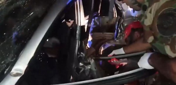 Maşını ağaca çırpan sürücü belə xilas edildi - Video