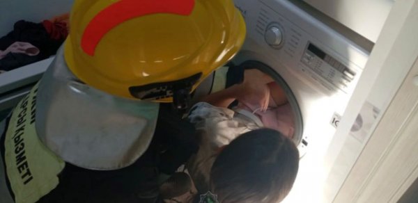 Dostu ilə oynayan uşaq paltaryuyanın barabanına ilişdi - Son anda xilas edildi