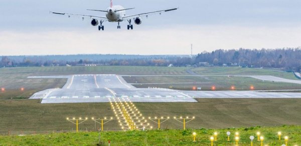 Litva aeroportunda uçuşlar müvəqqəti dayandırılıb