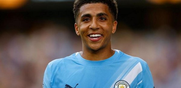 “Mançester Siti” futbolçusu ilə müqavilə müddətini uzadacaq