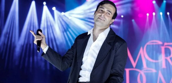 Mert Demir sahibləndiyi iti ilə səhnəyə çıxdı - VİDEO