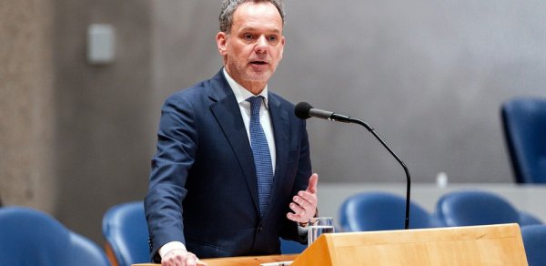 Niderlandın XİN rəhbəri hökumət daxilində fikir ayrılıqlarına görə istefa verib