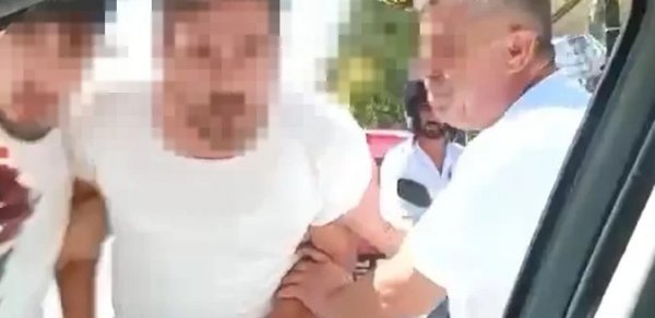 Yol verməyən sürücünün avtomobilini təpiklə vuraraq əzdi - Həbs edildi - VİDEO