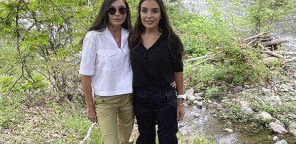Leyla Əliyeva Mehriban Əliyevanın doğum günü münasibətilə paylaşım edib