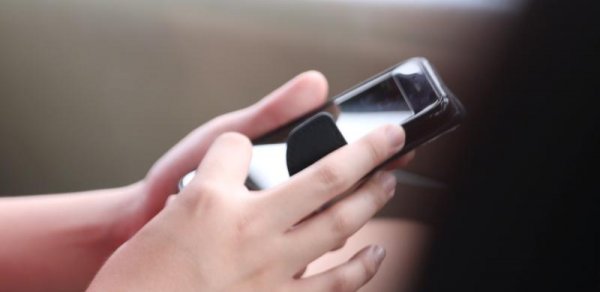 Bu ölkədə məktəblərdə mobil telefondan istifadə qadağan olundu