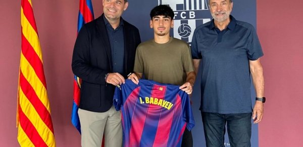 Azərbaycanlı futbolçu ilk dəfə "Barselona" ilə müqavilə imzaladı
