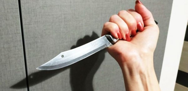 Cəlilabadda bacı qardaşını BIÇAQLADI