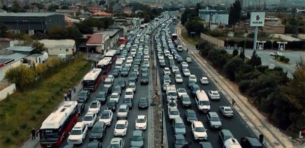 Avtomobillərin qanunsuz saxlanması, səkilərin zəbt olunması - Bakıda tıxac problemi niyə bitmir?