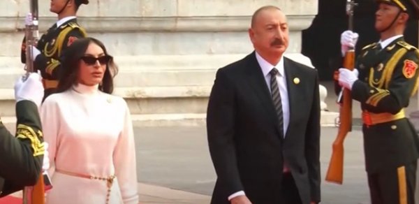 Prezident xanımı ilə Pekində parada qatıldı - Video