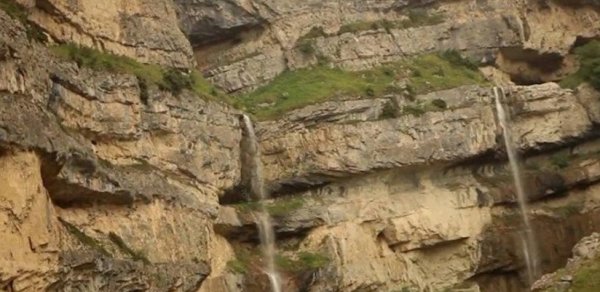 Gədəbəy sakini qayalıqdan yıxılıb ÖLDÜ