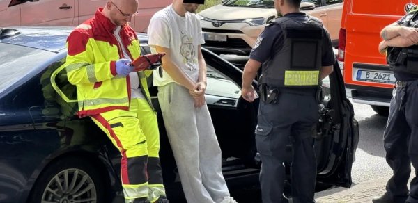 Berlində avtomobil insanların üzərinə sürülüb, yaralılar var