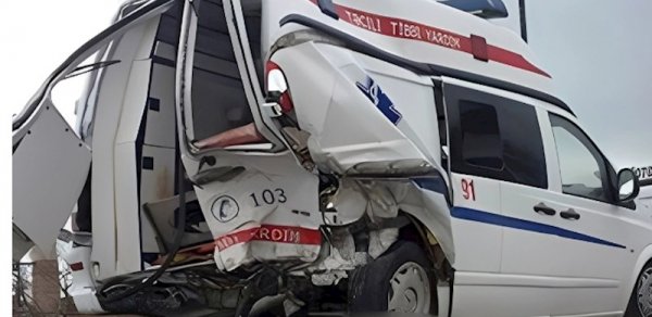 Şəmkirdə təcili yardım maşını körpüdən aşdı - Yaralılar var