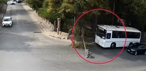 Avtobusu elə sürdü ki, işıqforu kökündən çıxardı - VİDEO