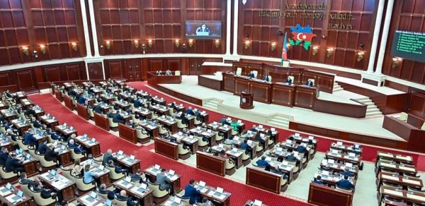 Milli Məclisin növbədənkənar sessiyası çərçivəsində xüsusi iclası başlayıb