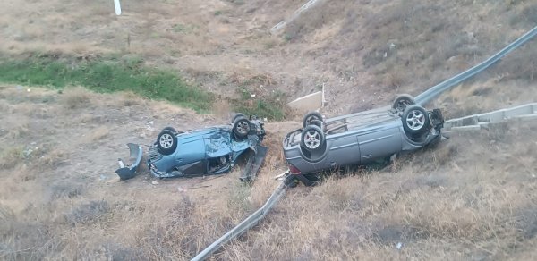 Maşınlar toqquşub körpüdən aşdı