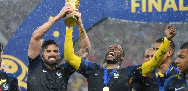 Mışhur futbolçu karyerasını başa vurdu